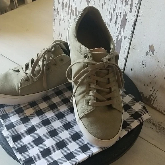 Soft Suede Casual Tennis shoes size 6 - Picture 2 of 4